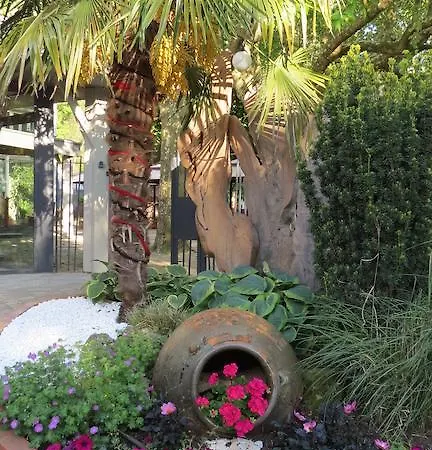 Hotell Logis Hotel Restaurant Chez Nous Sainte-Croix (Ain)